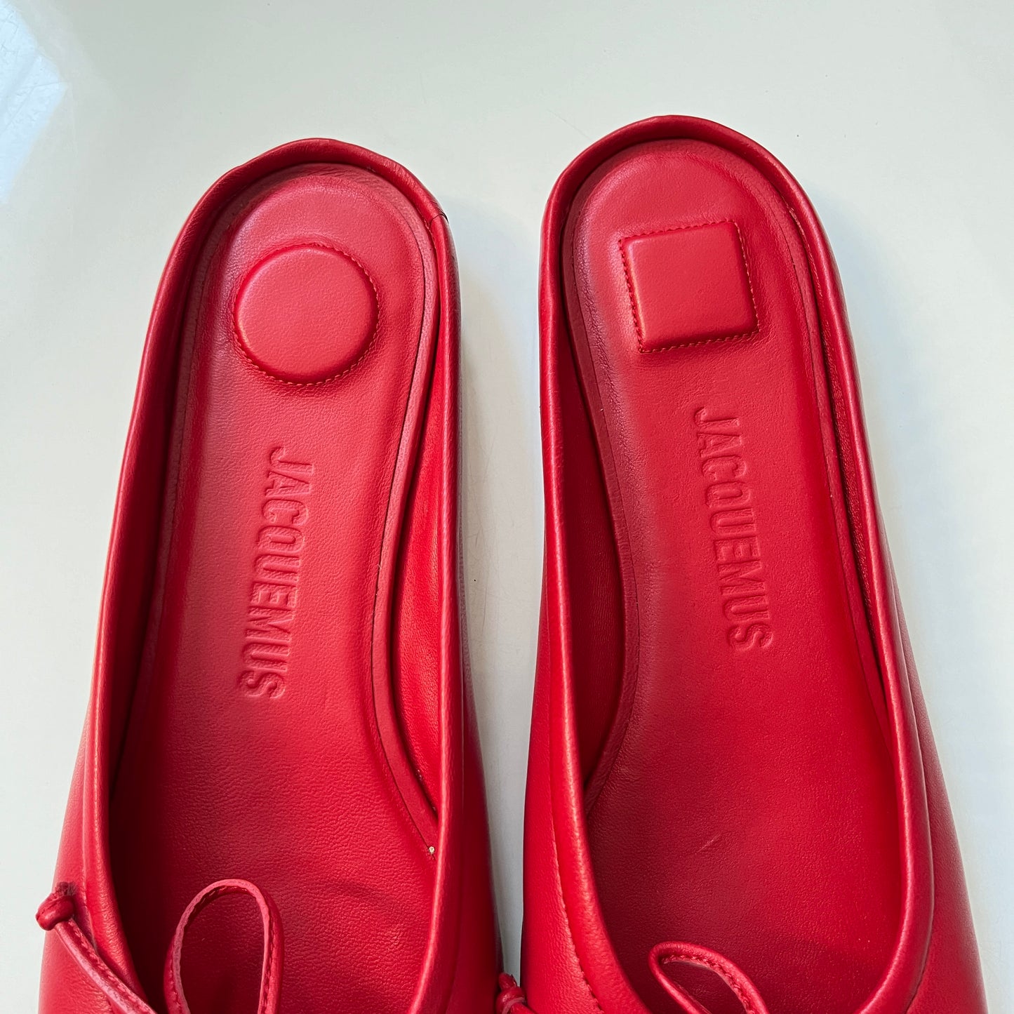 JACQUEMUS Les Mules Plates Ballet in Red
